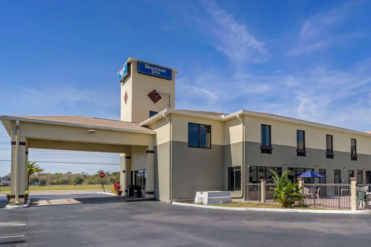 Rodeway Inn Уэсли-Чепел Экстерьер фото