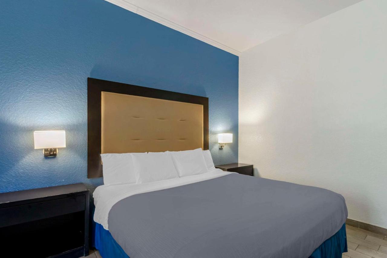 Rodeway Inn Уэсли-Чепел Экстерьер фото