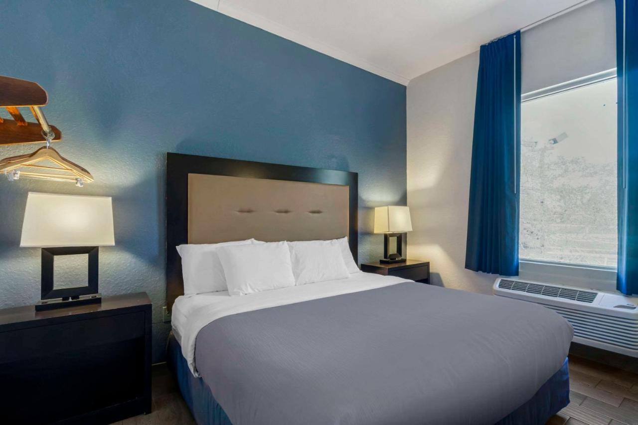 Rodeway Inn Уэсли-Чепел Экстерьер фото