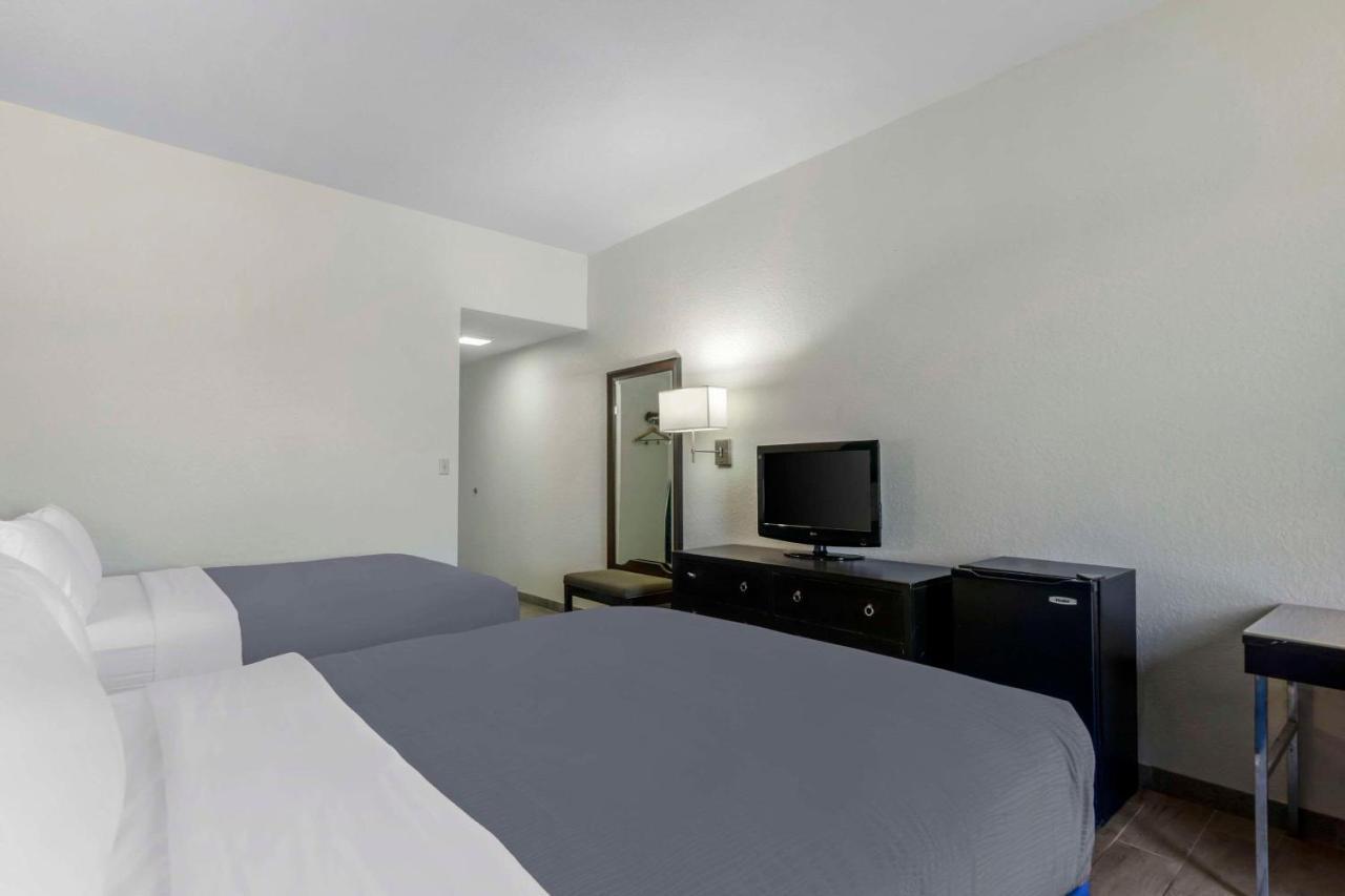 Rodeway Inn Уэсли-Чепел Экстерьер фото