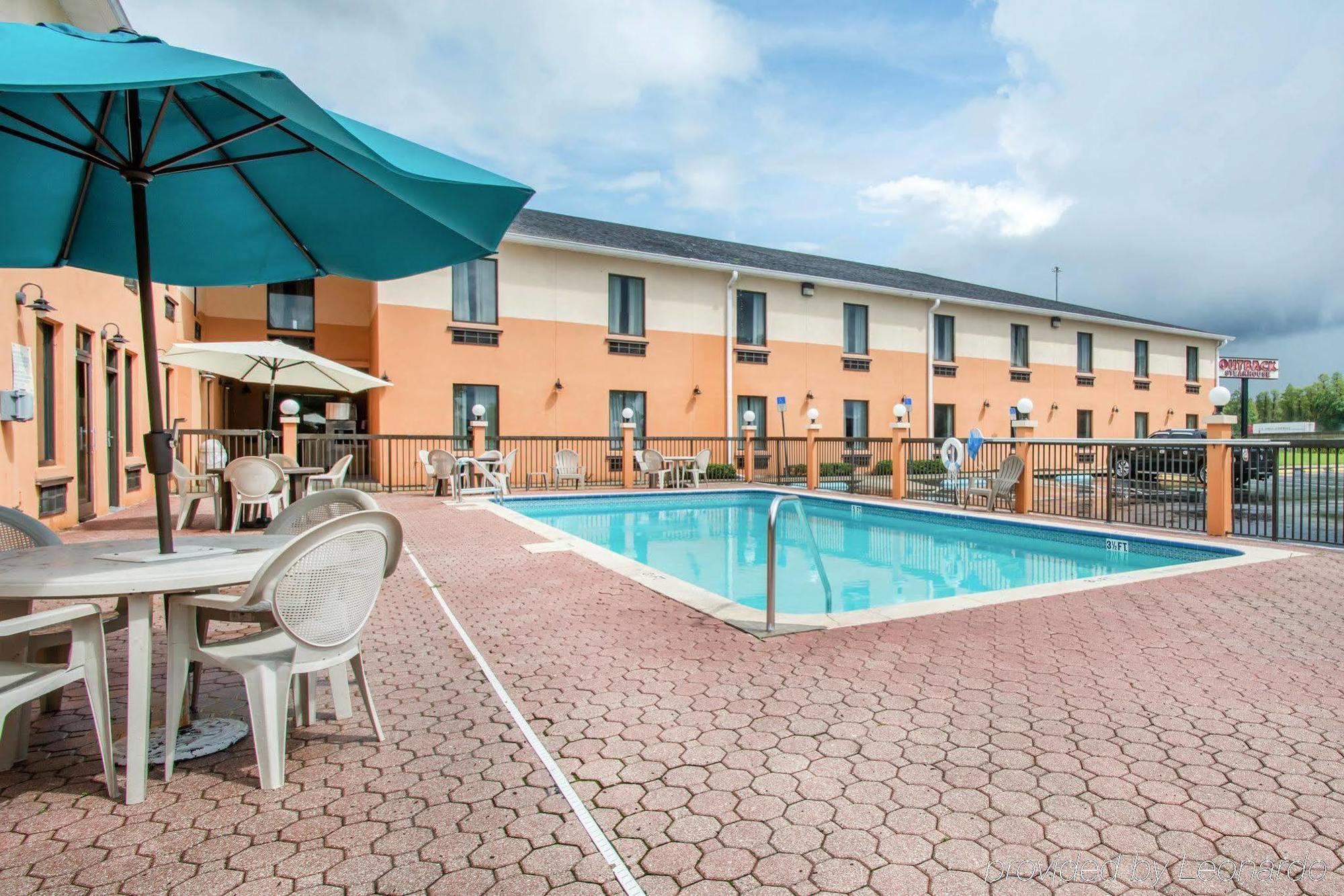 Rodeway Inn Уэсли-Чепел Экстерьер фото